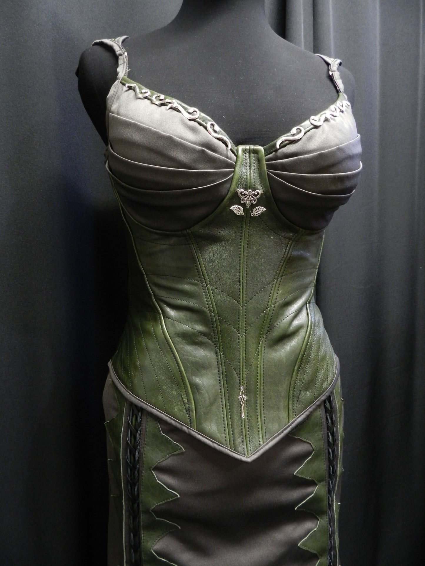 Inspired by LEGEND Of The SEEKER Kahlan's Corset Faux-leather Medieval armor bustier CUSTOM Made to your size!