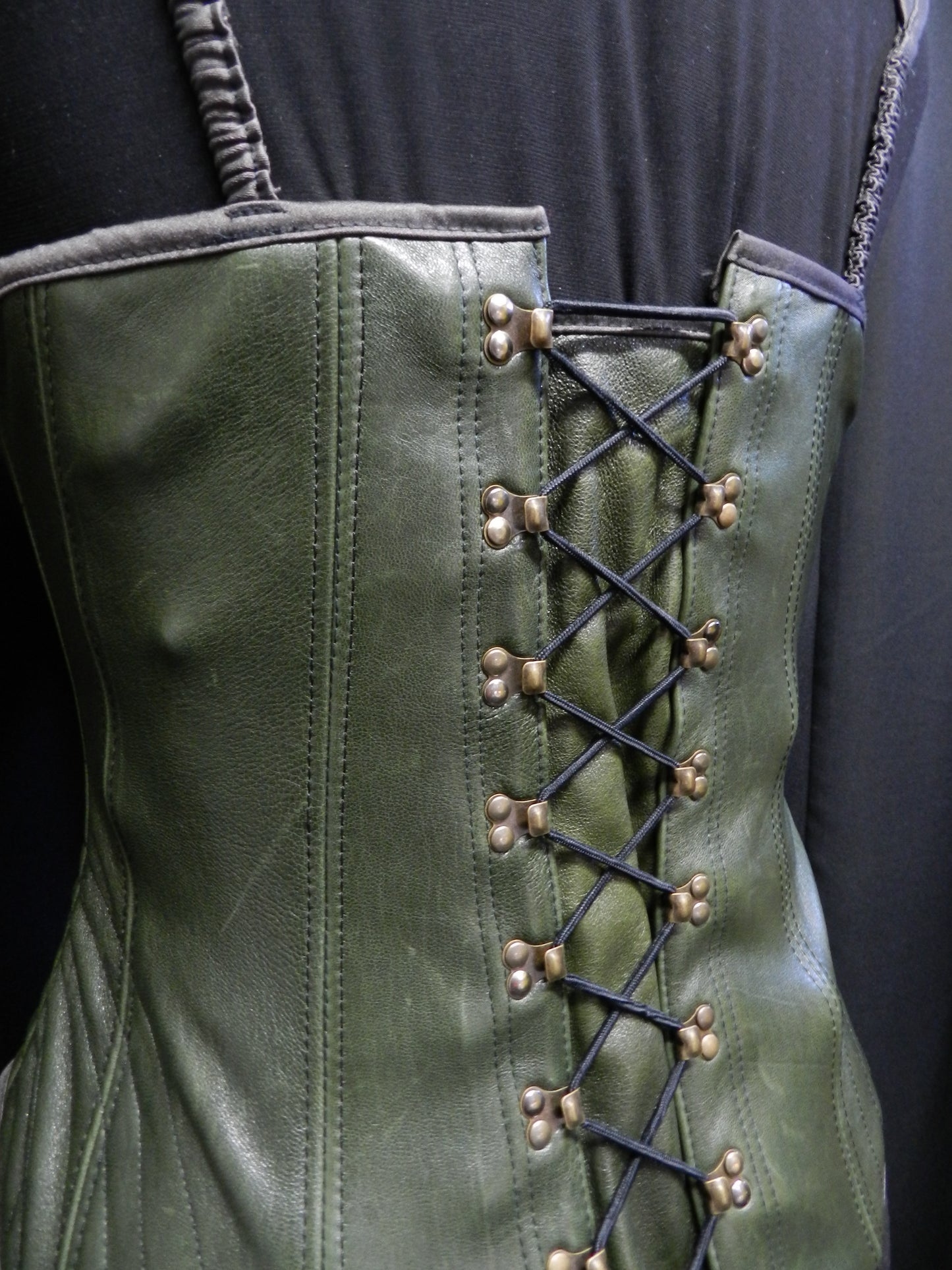 Inspired by LEGEND Of The SEEKER Kahlan's Corset Faux-leather Medieval armor bustier CUSTOM Made to your size!