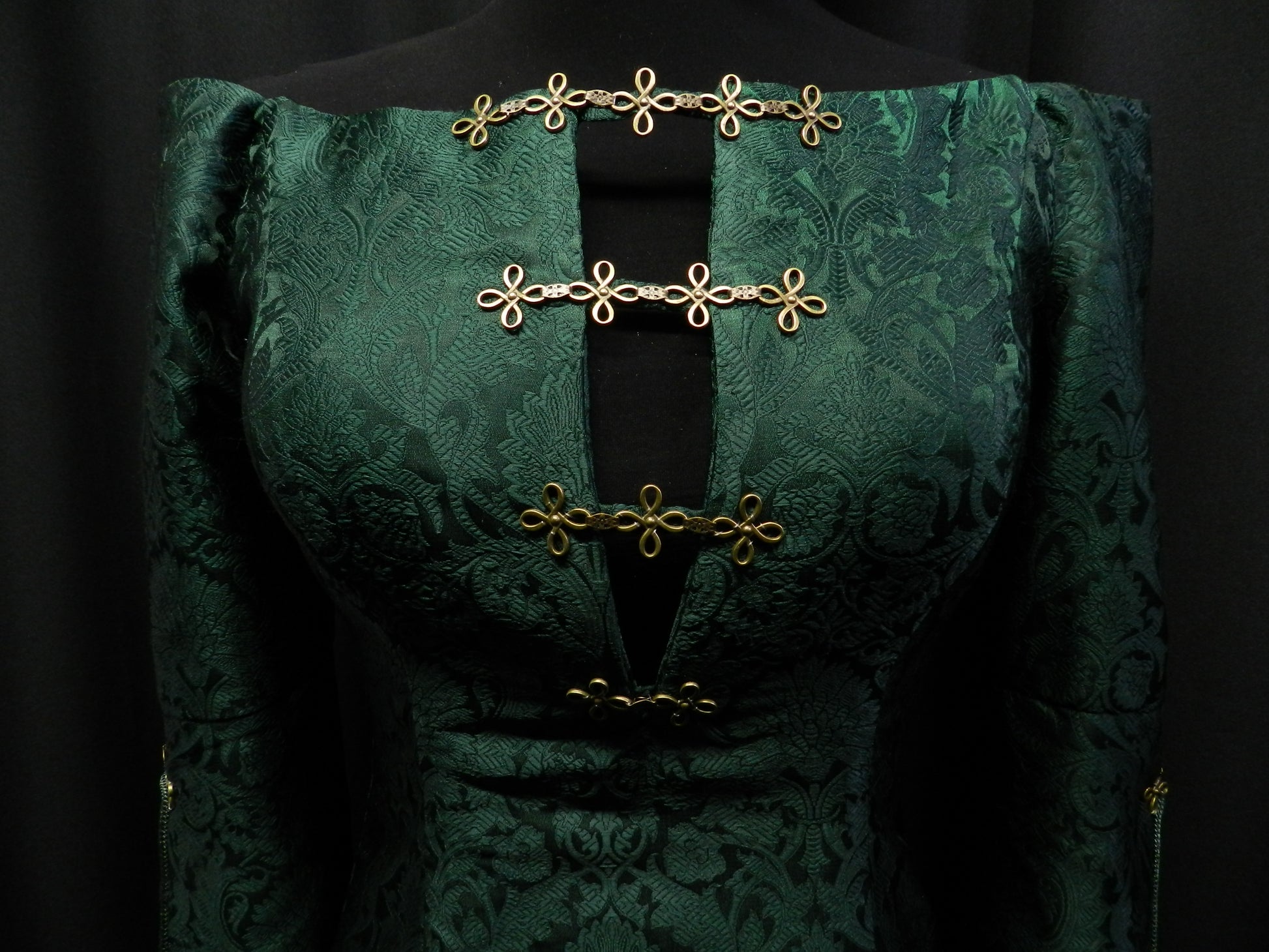 Inspired by Alicent Hightowers Green dress from House of the Dragon cu Mariecosplayshop Inspired by Alicent Hightowers Green dress from House of the Dragon cu Mariecosplayshop