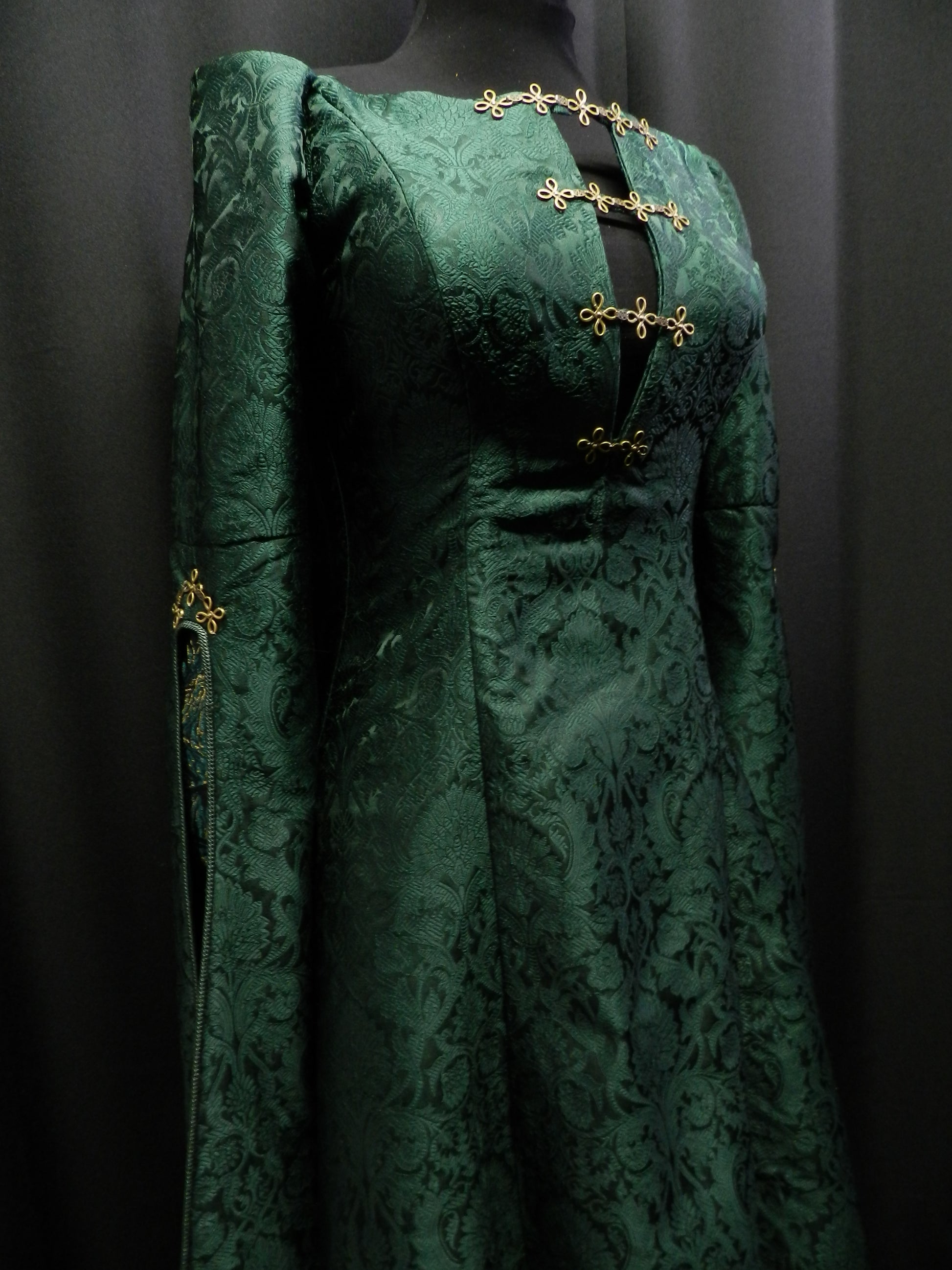 Inspired by Alicent Hightowers Green dress from House of the Dragon cu Mariecosplayshop Inspired by Alicent Hightowers Green dress from House of the Dragon cu Mariecosplayshop