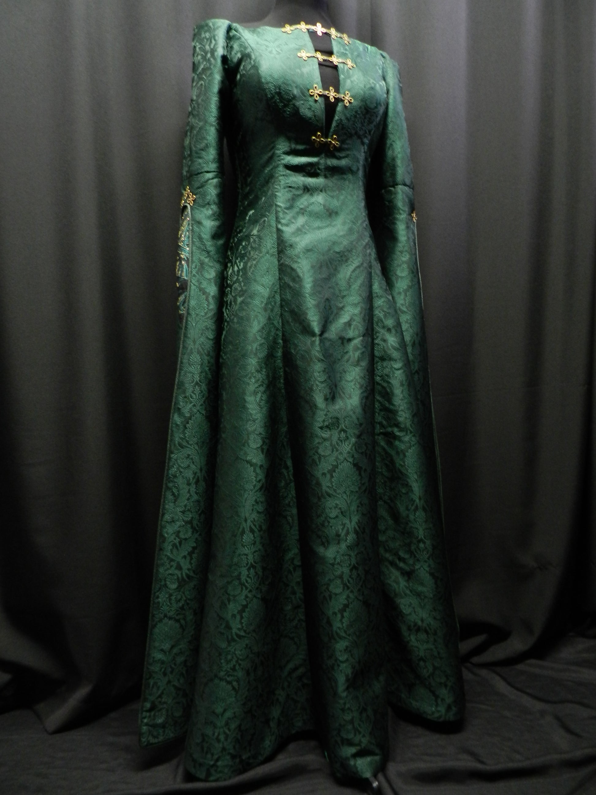 Inspired by Alicent Hightowers Green dress from House of the Dragon cu Mariecosplayshop Inspired by Alicent Hightowers Green dress from House of the Dragon cu Mariecosplayshop