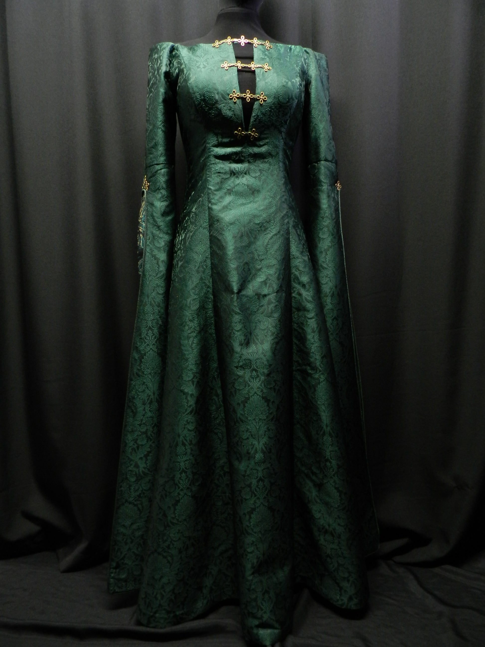 Inspired by Alicent Hightowers Green dress from House of the Dragon cu Mariecosplayshop Inspired by Alicent Hightowers Green dress from House of the Dragon cu Mariecosplayshop