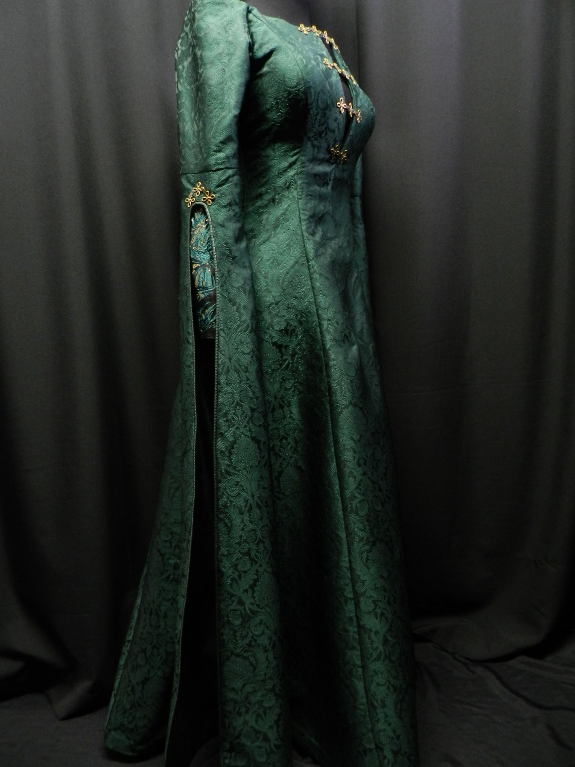 Inspired by Alicent Hightowers Green dress from House of the Dragon cu Mariecosplayshop Inspired by Alicent Hightowers Green dress from House of the Dragon cu Mariecosplayshop