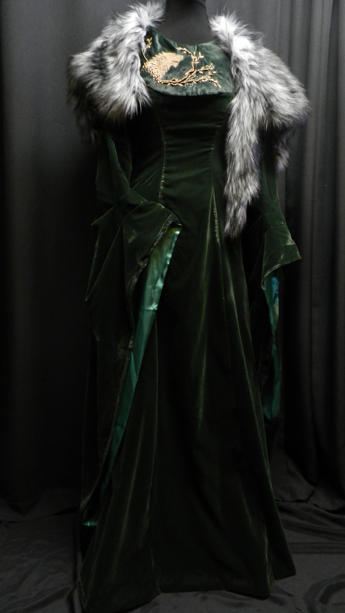 Inspired by Sansa Stark green velvet dress , embroidered wolf, shoulde – Mariecosplayshop