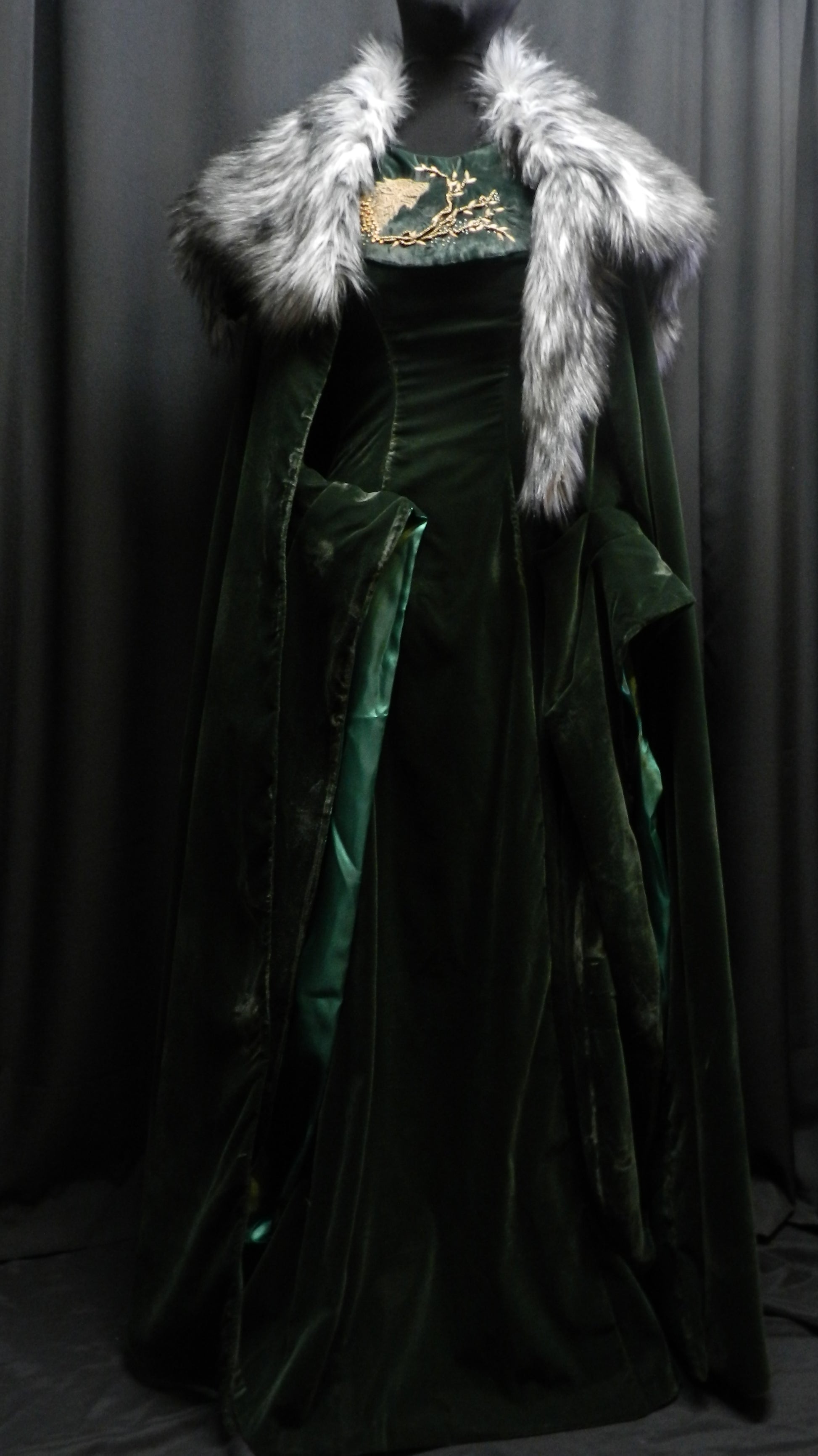 green dress game of thrones a girl loves green welcome back game of thrones era!!! i am so pumped for @aknightofthesevenkingdomshbo premiering tonight and im loving seeing everyone's @gameofthrones / @houseofthedragonhbo posts -yall keep em