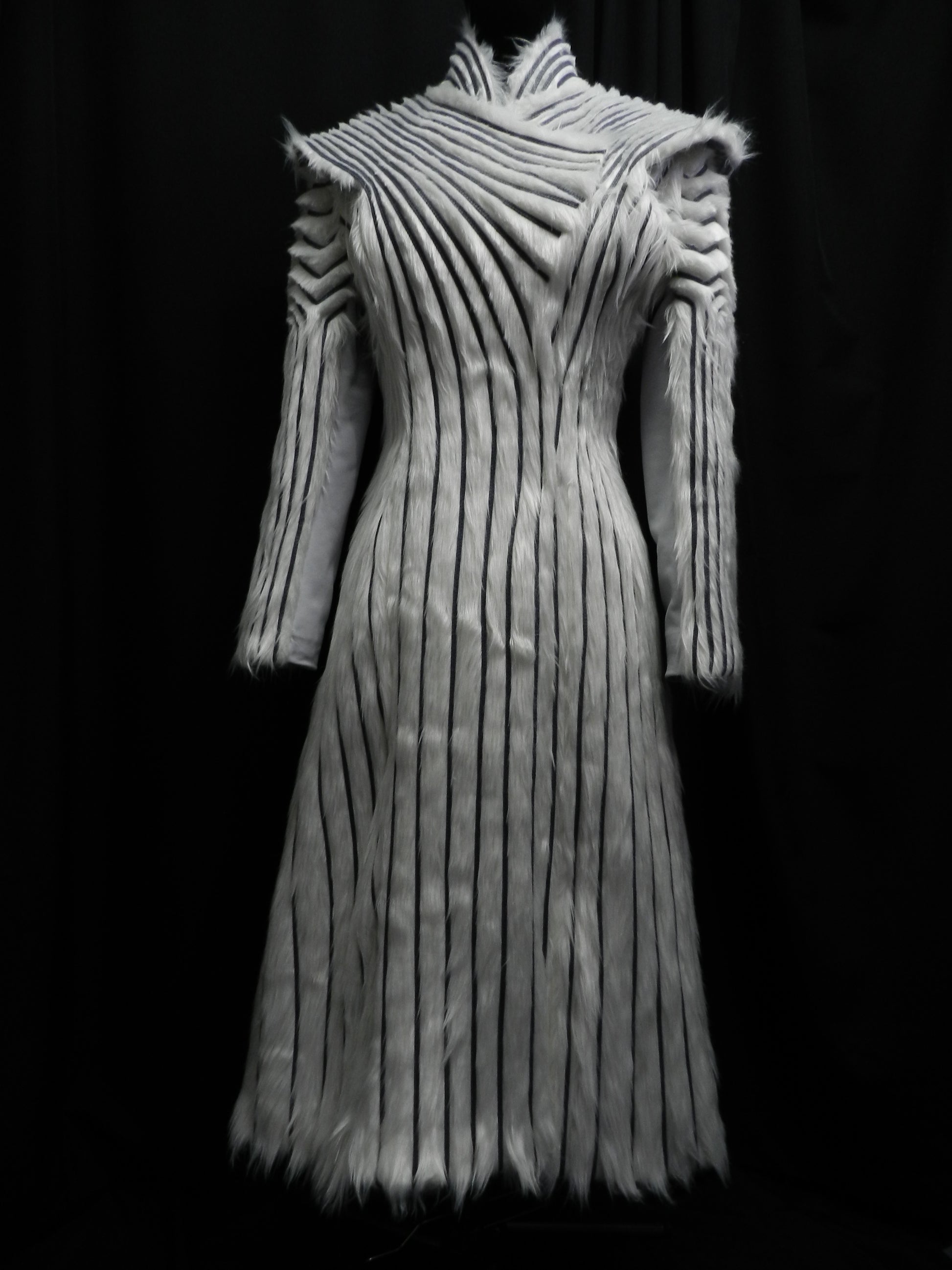 daenerys winter dress Omg that winter coat is gorgeous on Dany