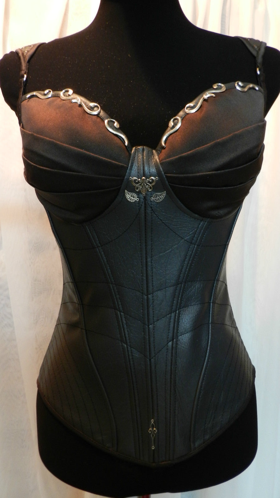Inspired by LEGEND Of The SEEKER Kahlan's Corset Faux-leather Medieval armor bustier CUSTOM Made to your size!